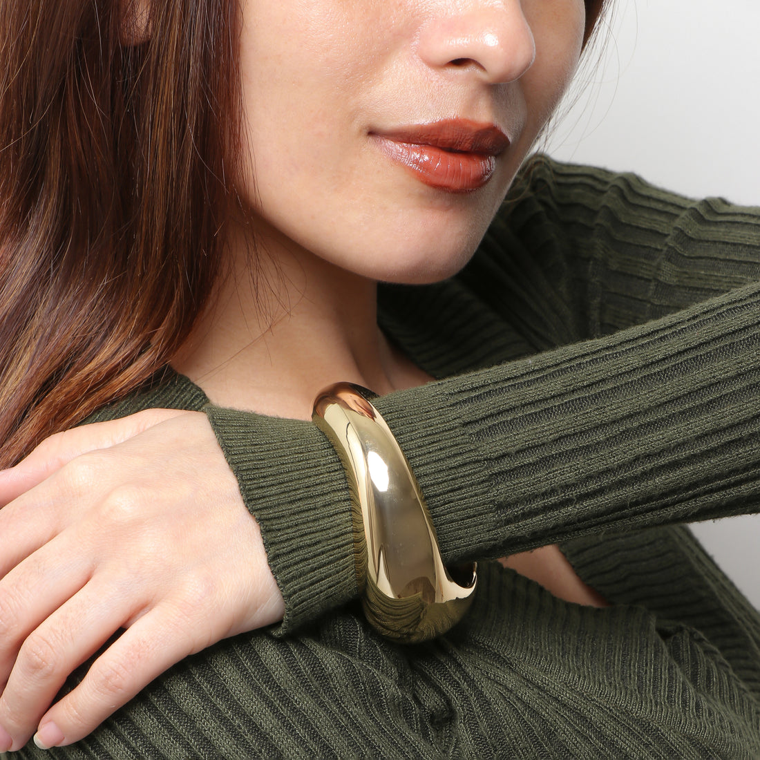 Sculpted Radiance Bold Gold Hand Cuff